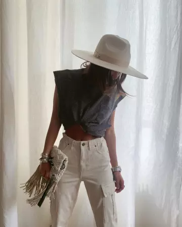 The gray t-shirt epaulette of Lison Seb on his account Instagram @lisonseb