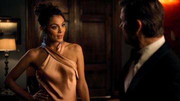 La robe longue en satin couleur champagne de Cristal Flores (Nathalie Kelley) dans Dynastie (S01E15)