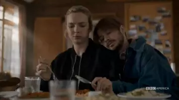 Le bomber noir porté par Villanelle (Jodie Comer) dans la série Killing Eve (Saison 3 Épisode 5)