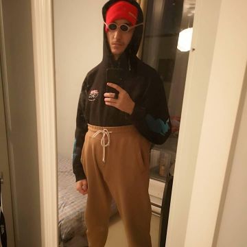 Le pantalon de survêtement porté par Mahdiba sur son compte Instagram @mahdiba 