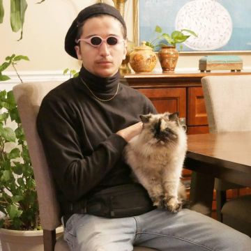 Le pull col roulé noir porté par Mahdiba sur son compte Instagram @mahdiba 
