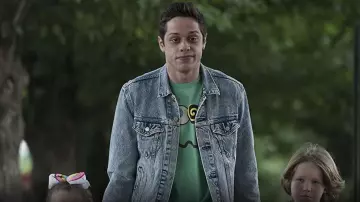 Veste en jean porté par Scott (Pete Davidson) dans Le Roi de l'Île de Staten