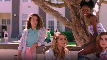 Bleu Polo Lacoste porté par Karen (Chloe Bennet) dans la Vallée de Fille