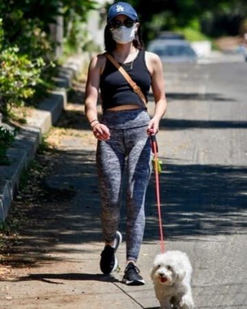 Gorra de los Dodgers de Los Ángeles de la Nueva Era usada por Lucy Hale paseando a su perro 11 de mayo de 2020