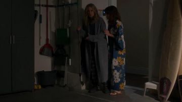 Gold Slip on Sandals worn by Judy Hale (Linda Cardellini) in Dead to Me Season 2 Episode 3