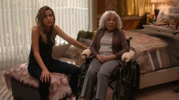 Current Elliott The Muscle Tee worn by Natalie Morales  (Natalie Morales) in Dead to Me Season 2 Episode 3