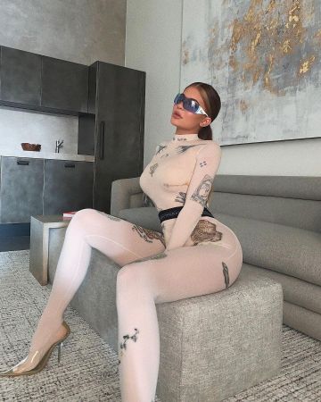 Yeezy señaló las bombas de kylie jenner en la cuenta de Instagram @kyliejenner 8 de mayo de 2020