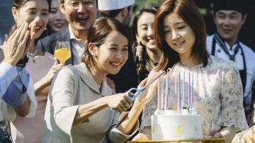 The dress flower of Kim Ki-jung (Park So-dam) in the movie Parasite