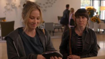 Quilted Zip Purse worn by Jen Harding (Christina Applegate) in Dead to Me Season 2 Episode 4