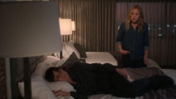 Chambray Button Front Shirt worn by Jen Harding (Christina Applegate) in Dead to Me Season 2 Episode 4