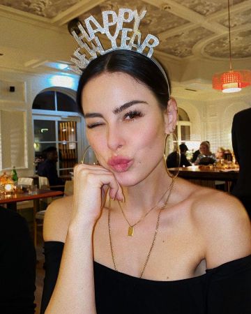 Pendientes de aro en oro amarillo usados por Lena Meyer-Landrut en su cuenta de Instagram @lenameyerlandrut