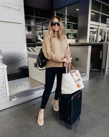 Topshop Joni High Waist Jeans de Ashley Robertson en la cuenta de Instagram @ashleyrobertson