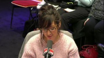 Sweater pink wool from Nora Hamzawi in the YouTube video It goes as a Monday - The Funny Mood Of Nora Hamzawi