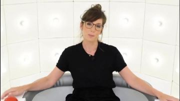 The black t-shirt of Nora Hamzawi in The Box to Questions of Nora Hamzawi – 18/09/2019