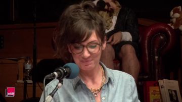 The denim shirt of Nora Hamzawi in the YouTube video Nora Hamzawi : "collections"