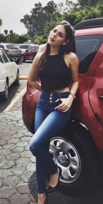 Le crop top noir porté en vacances par Danna Paola sur un post Instagram