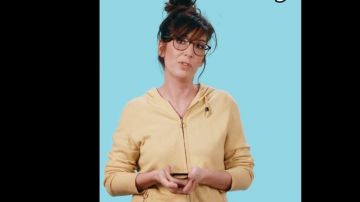 The zipped cardigan yellow Nora Hamzawi in the video In the phone of Nora Hamzawi