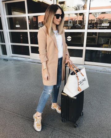 AG Jeans de Ashley Robertson sur l'Instagram account @ashleyrobertson