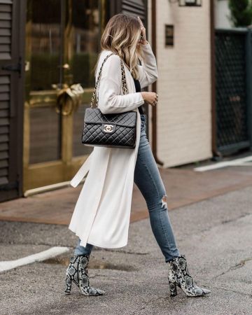 Chanel Shoul­der Bag of Ashley Robertson on the Instagram account @ashleyrobertson