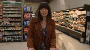 Blanknyc Corduroy Moto Jacket usada por Judy Hale (Linda Cardellini) en Dead to Me Temporada 2 Episodio 5