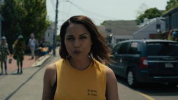 Yel­low T-Shirt worn by Jackie Quiñones (Monica Raymund) in Hightown Season 1 Episode 1