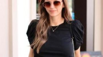 Top de manga de hojaldre negro usado por AshLee Frazier en the Bachelor Temporada 24