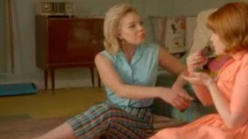 Bleu top sans manches porté par avril Warner (Sadie Calvano) dans lesquelles les Femmes Tuent (S01E04)