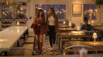 Navy Skinny Jeans worn by Michelle (Natalie Morales) in Dead to Me Season 2 Episode 5