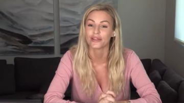 Sablyn Rose Collier Pull en Cachemire porté par Morgan Stewart sur E! News 11 Mai 2020