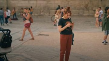 T-shirt avec Motif Noir porté par Valeria (Diana Gómez) de Valeria Saison 1 Épisode 1