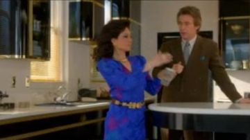 El vestido floral de manga larga azul y rosa de Simone Grove (Lucy Liu) en Why Women Kill (S01E04)