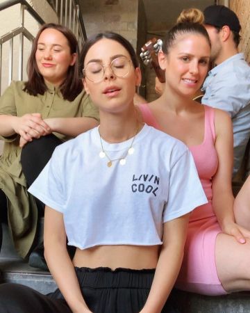 Livin Cool White Wavy Logo Crop Top usado por Lena Meyer-Landrut en su cuenta de Instagram @lenameyerlandrut