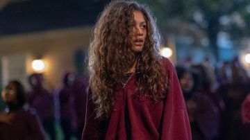 Sudadera con capucha con cremallera de Color Burdeos usada por Rue Bennett (Zendaya) como se ve en Euphoria 