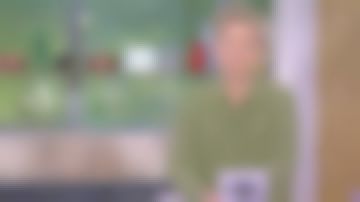 La chemise unie verte, poches plaquées de Anne-Élisabeth Lemoine dans C à Vous le 12.05.2020