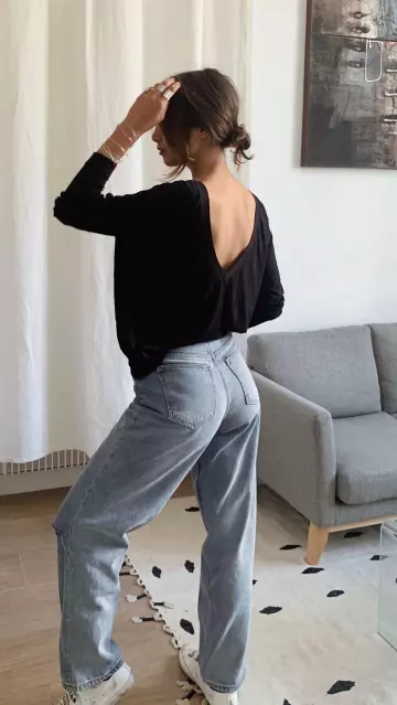 The black sweater to bare back of Lison Seb on his account Instagram @lisonseb