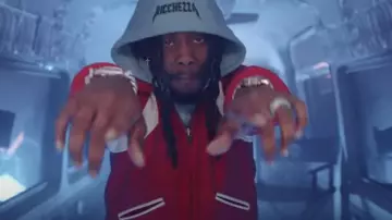 La veste rouge Visvim porté par Offset dans le clip Racks 2 Skinny des Migos