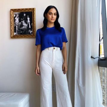Le t-shirt bleu électrique Rag & Bone porté par Camila Mendes sur son compte Instagram @camimendes