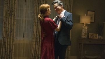 Elegante vestido rojo burdeos usado por Zoey Clarke (Jane Levy) como se ve en Zoey's Extraordinary Playlist (Temporada 1)