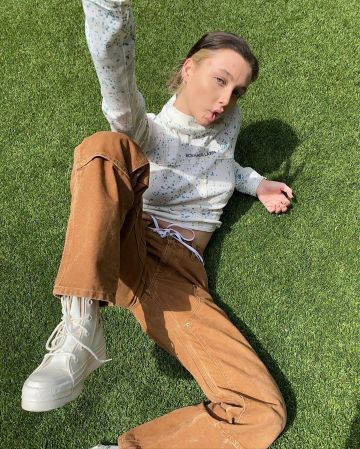 Converse x Ambush zapatillas de alta gama usadas por Emma Chamberlain en su cuenta de Instagram @_emmachamberlain