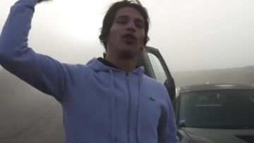 Le sweatshirt à capuche zippé Lacoste porté par Moha La Squale dans son clip Pas comme eux