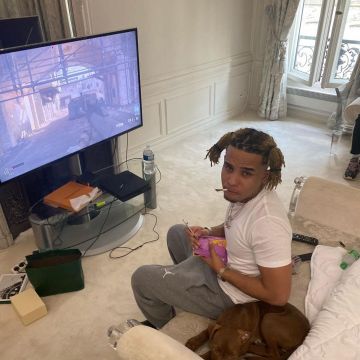 The jogging bottoms Nike Jordan grey worn by Zola on his account Instagram