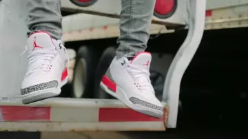 Les sneakers Nike Air Jordan 3 Retro portées par Moneybagg Yo dans son clip Me Vs Me