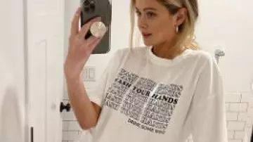 Blanc t-shirt porté par Hannah Godwin dans Le Bachelor Saison de 24