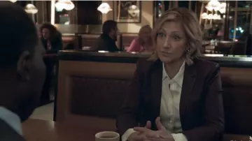 En Cuir bordeaux Blazer porté par Abigail "Tommy" Thomas (Edie Falco) dans Tommy Saison 1 Épisode 12