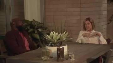 Blanc de Couture Contraste Shirt porté par Abigail "Tommy" Thomas (Edie Falco) dans Tommy Saison 1 Epiosde 12