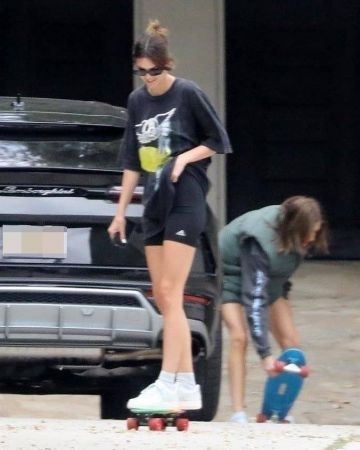 Nike Air Force Sneak­ers worn by Kendall Jenner Gigikhadraa’s Tiktok May 12, 2020