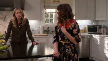 Green Silk Shirt worn by Jen Harding (Christina Applegate) in Dead to Me Season 2 Episode 6