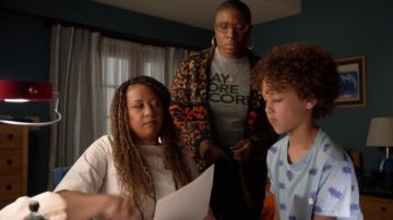 Gris t-shirt porté par Henrietta 'Poule' Wilson (Aisha Hinds) dans le 9-1-1 Saison 3 Épisode 18