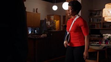Rayures col Polo Shirt porté par Athena Subvention (Angela Bassett) dans le 9-1-1 Saison 3 Épisode 18