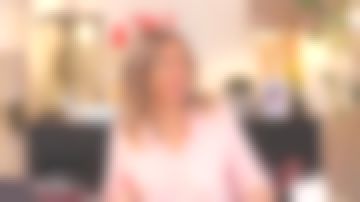 La camisa rosa de Agathe Lecaron en La maison des maternelles